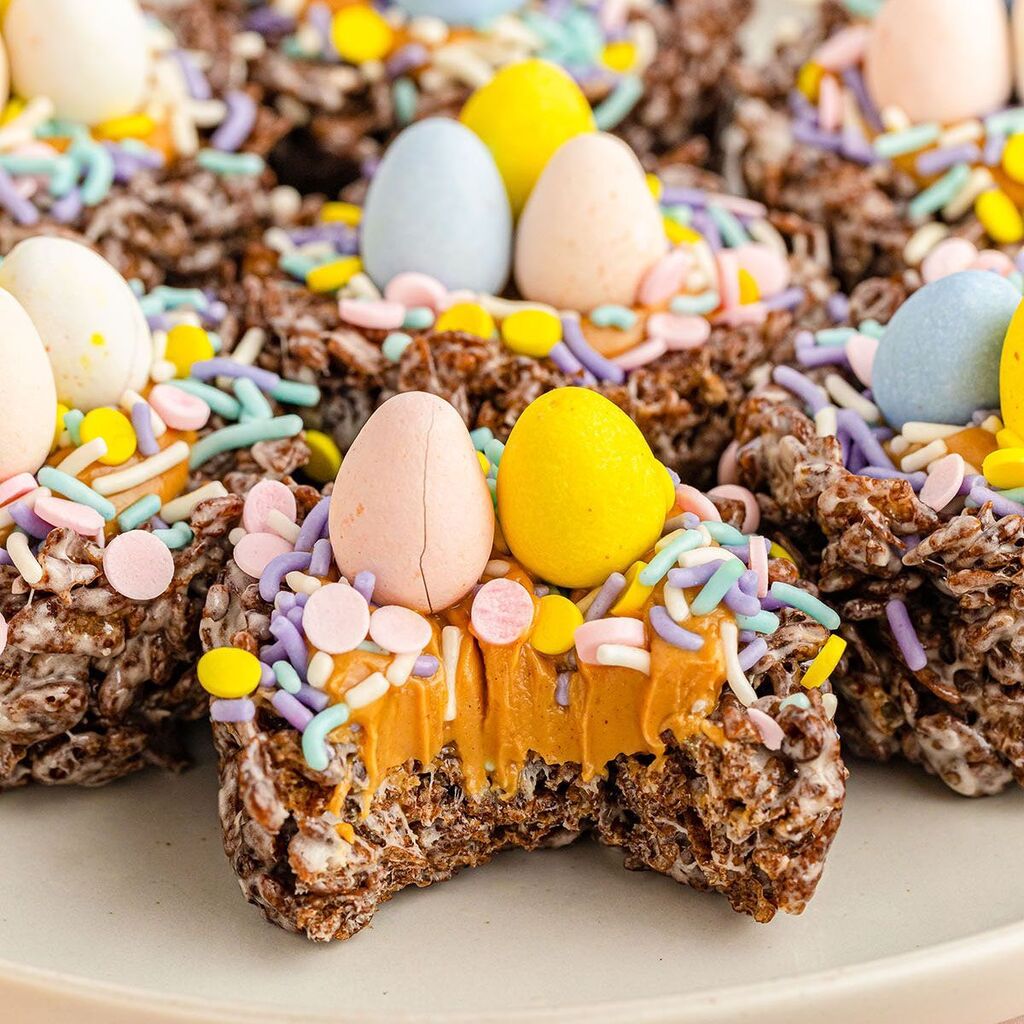 It's Cadbury egg szn and what better way to enjoy them than with more chocolate and peanut butter?

You'll need 👇🏼
4 tablespoons salted butter
4 cups mini marshmallows
5 cups Cocoa Pebbles cereal
1 cup creamy peanut butter
sprinkles
Cadbury mini eggs

Ta… instagr.am/p/CqLiNxyO0ht/
