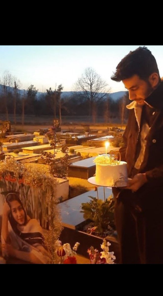 نامزد #حنانه_کیا ، برای جشن تولدش رفته سر مزارش جشن گرفته تنهایی . دلم خون شد 💔
#مهسا_امینی