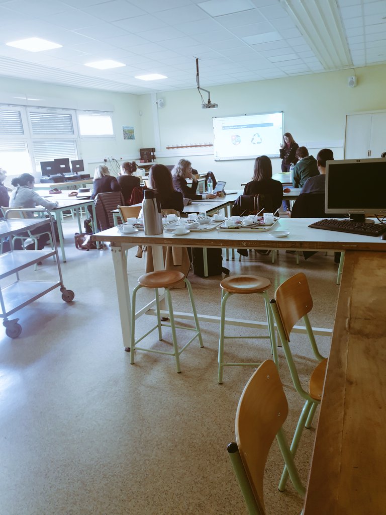 Morgan_Mgdx's tweet photo. Nous continuons notre parcours de formation @DrneBFC au coeur du territoire de @RA_BFC dans la @villedauxerre au Collège Paul Bert.
Présentation de pratiques et d'outils pour les #ClassesInversées en compagnie de @CarolineMeyerHG , @LoicGeschwine et de professeurs renverssants. https://t.co/f8OB6to5Ec