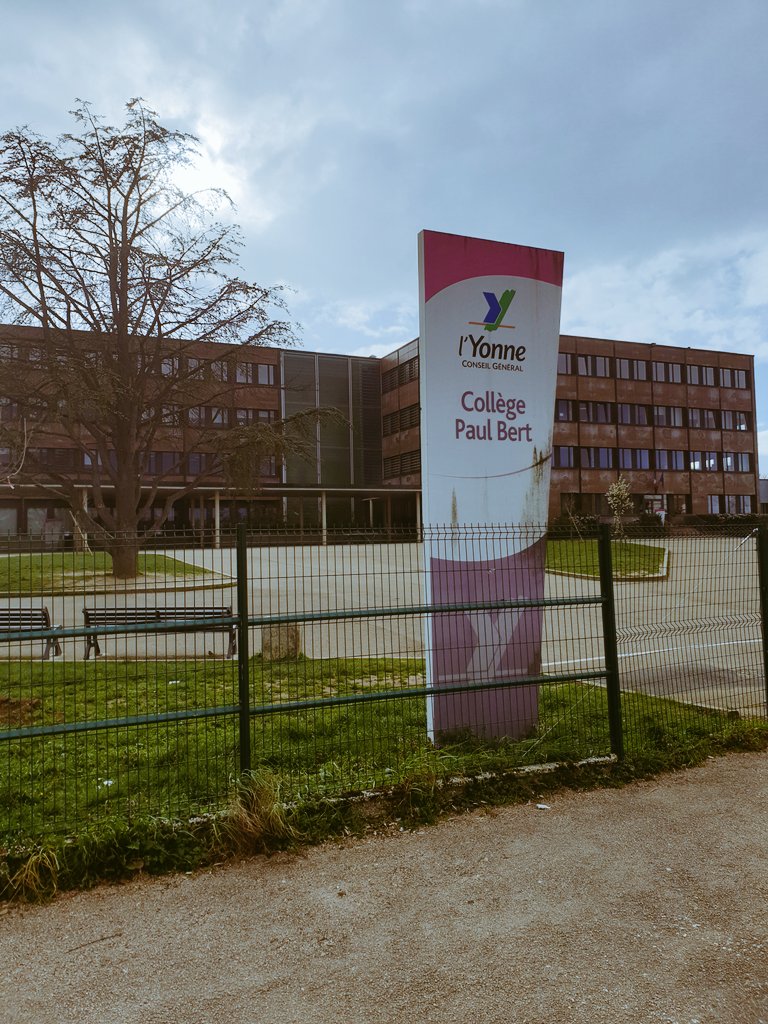 Morgan_Mgdx's tweet photo. Nous continuons notre parcours de formation @DrneBFC au coeur du territoire de @RA_BFC dans la @villedauxerre au Collège Paul Bert.
Présentation de pratiques et d'outils pour les #ClassesInversées en compagnie de @CarolineMeyerHG , @LoicGeschwine et de professeurs renverssants. https://t.co/f8OB6to5Ec