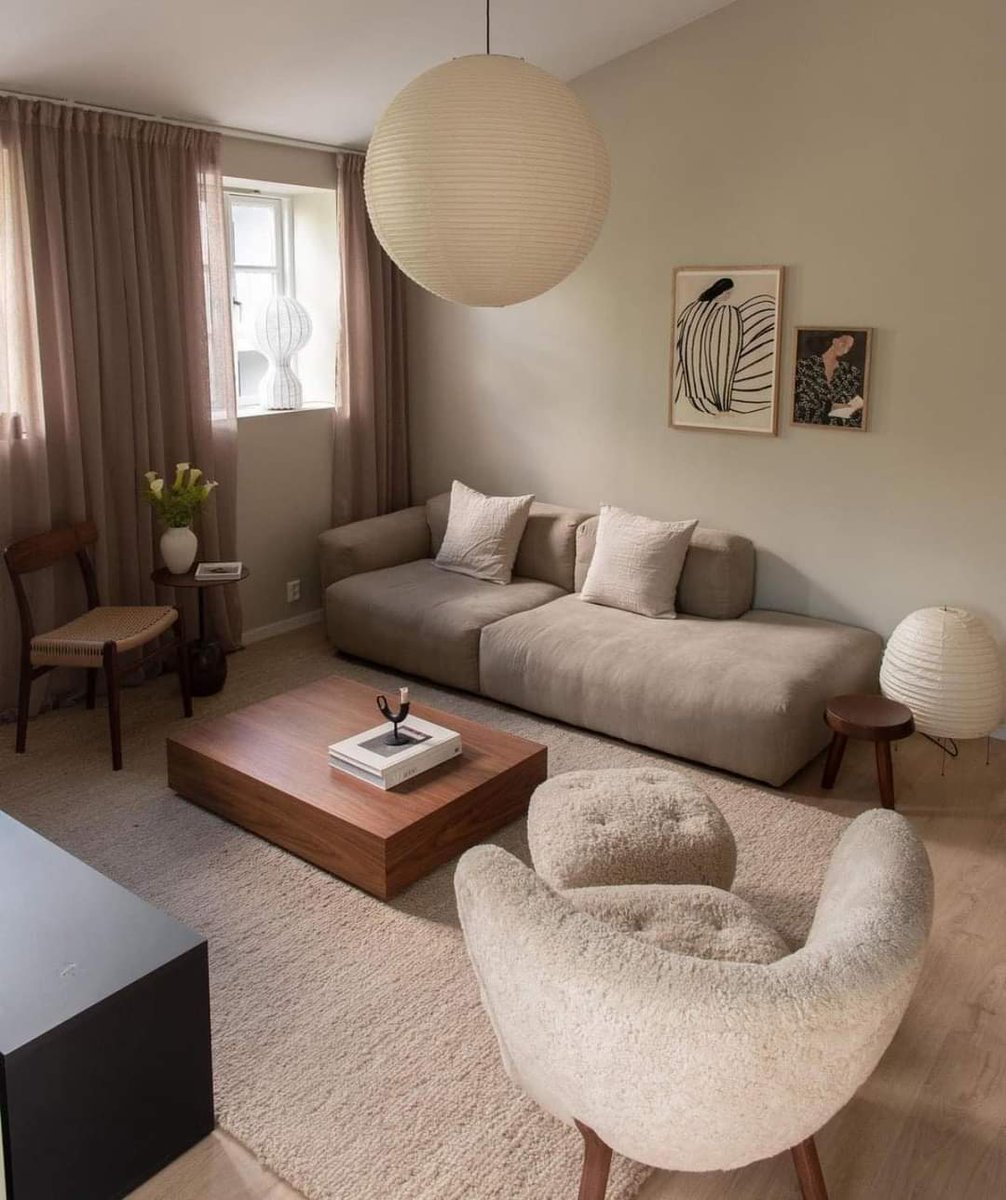 قسمیں تھیں اور انکا کوئی کفارہ نہیں تھا 
وعدے تھے کئی اور نبھانے کے نہیں تھے 

افسوس  کہ تاخیر  سے احساس ہوا ھے 
افسوس کہ کچھ روگ لگانے کے نہیں تھے 

ایام ،....... محبت کے وہ آغاز کے ایام 
تہوار تھے ، لیکن وہ منانے کے نہیں تھے 

غلام محی الدین