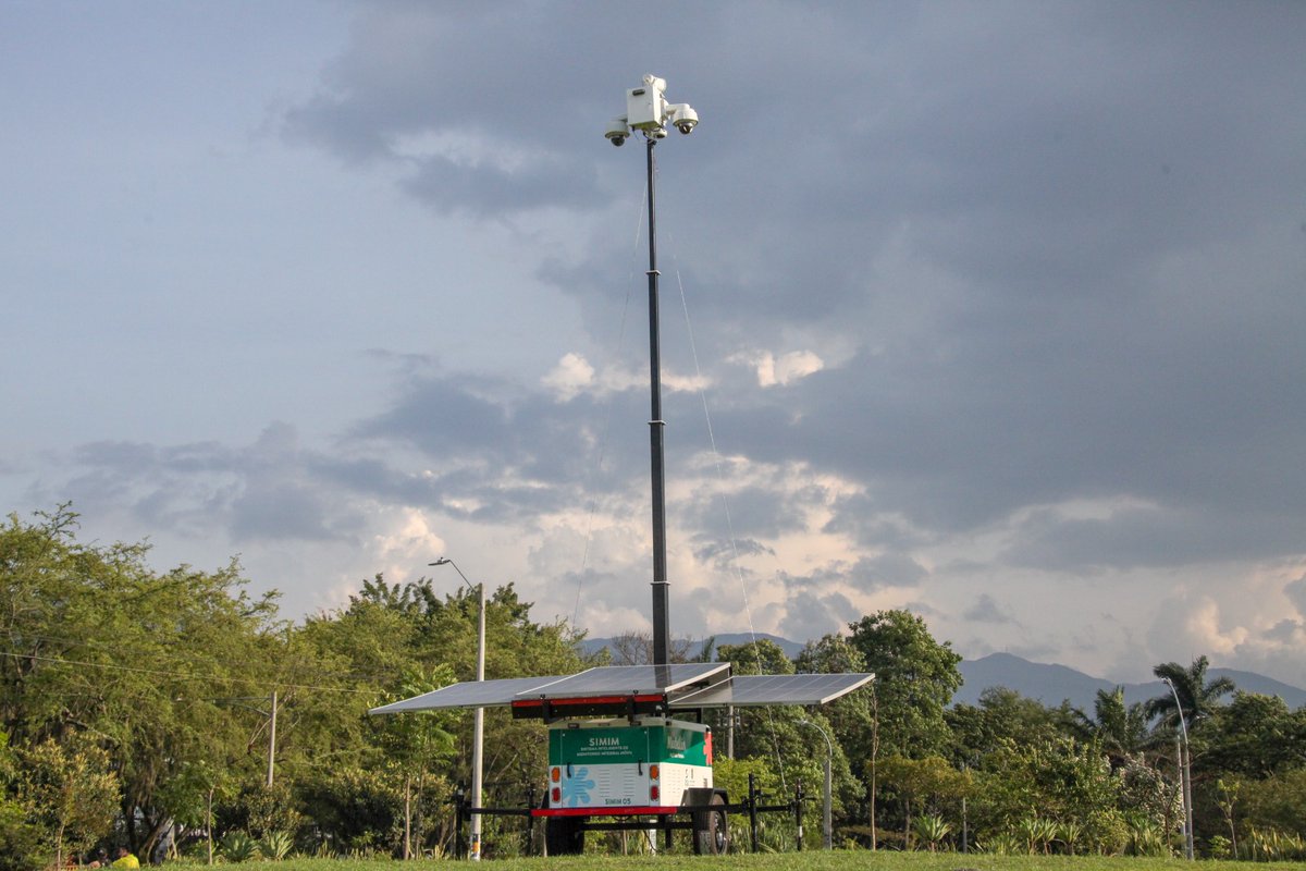 Katerinesuper's tweet image. ((Al  Aire)) |#DePieAntioquia| Gracias al trabajo articulado entre la @AlcaldiadeMed y la @esumedellin, llegaron 7 nuevos #Robocops para reforzar la seguridad en la comuna 15 Guayabal, sumando así 10 equipos de vigilancia en toda la ciudad. @emunozar