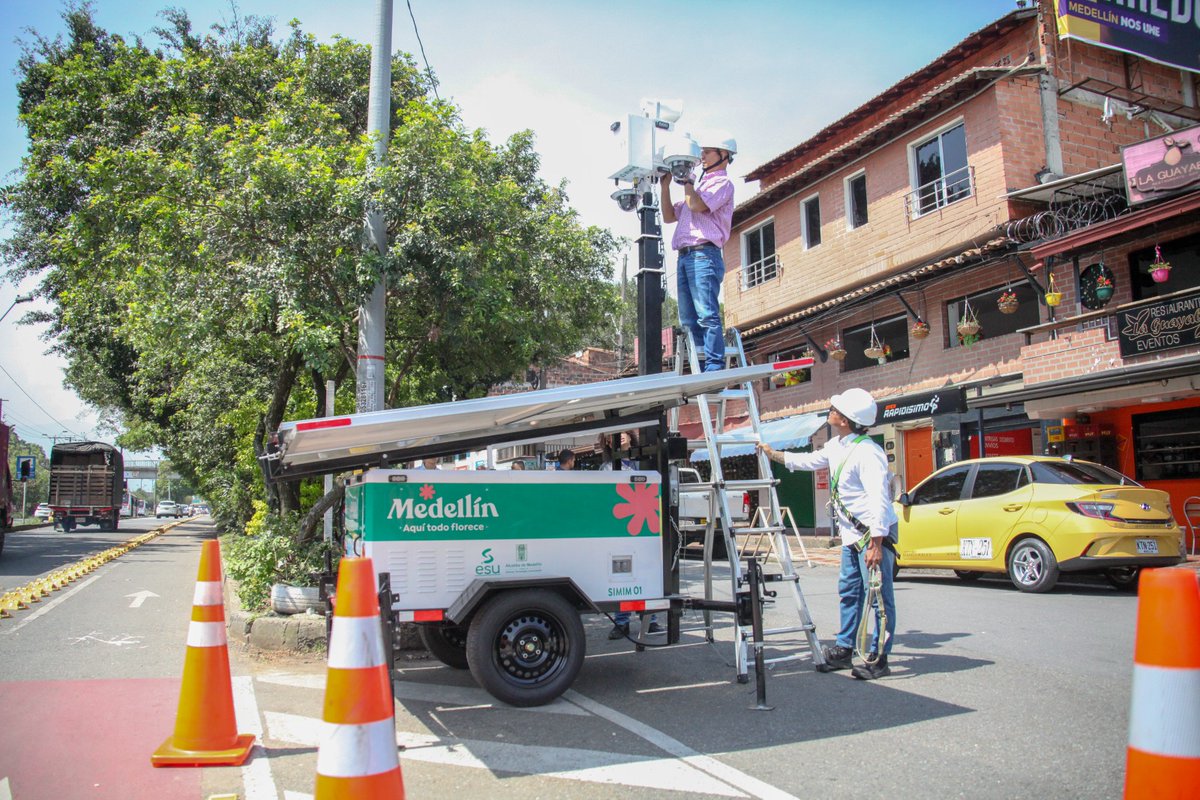 Katerinesuper's tweet image. ((Al  Aire)) |#DePieAntioquia| Gracias al trabajo articulado entre la @AlcaldiadeMed y la @esumedellin, llegaron 7 nuevos #Robocops para reforzar la seguridad en la comuna 15 Guayabal, sumando así 10 equipos de vigilancia en toda la ciudad. @emunozar