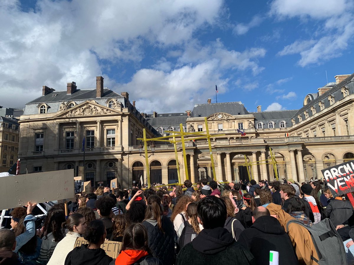 Manifestation à Paris, pour un meilleur avenir pour l’architecture.
#ensa #ensaenlutte #manifestation #Endirect #architecture #Etudiant #études 
<a href="/ensa_en_lutte/">ensa_en_lutte</a> <a href="/RimaAbdulMalak/">Rima Abdul Malak</a>