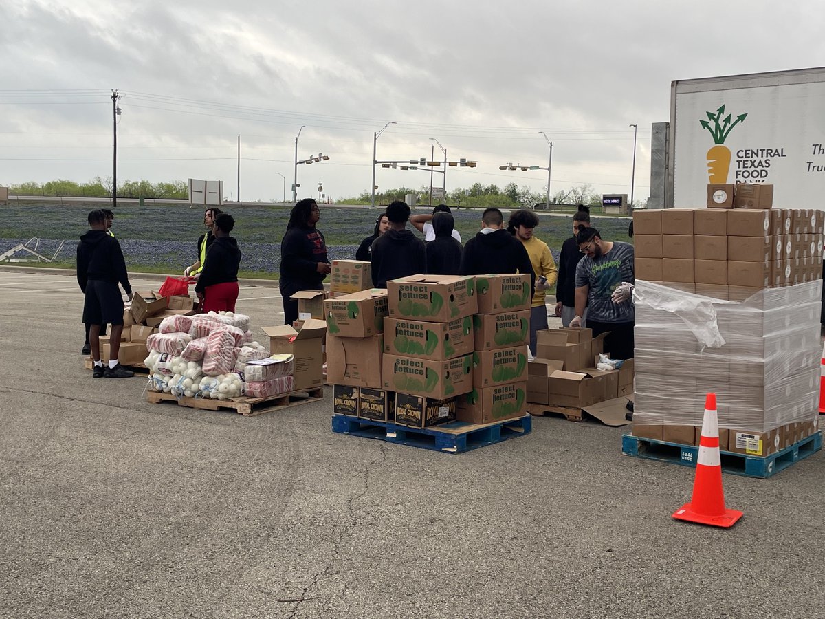 CoachMolina40's tweet photo. Manor Mustang Football volunteering their time this morning for the Central Texas Food Bank #givingback @Coach_Keller @ManorHSFootball @Manor_Sports @ManorISD @CoachLion22 @CoachBrown0417 https://t.co/lOiIKxO2mH