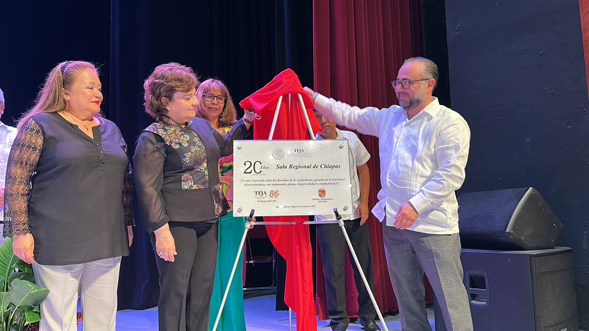 TFJAMexico's tweet photo. El magistrado presidente del #TFJA develó una placa conmemorativa con motivo del 20 Aniversario de la Sala Regional de Chiapas y Auxiliar https://t.co/mQMdUgCTY7