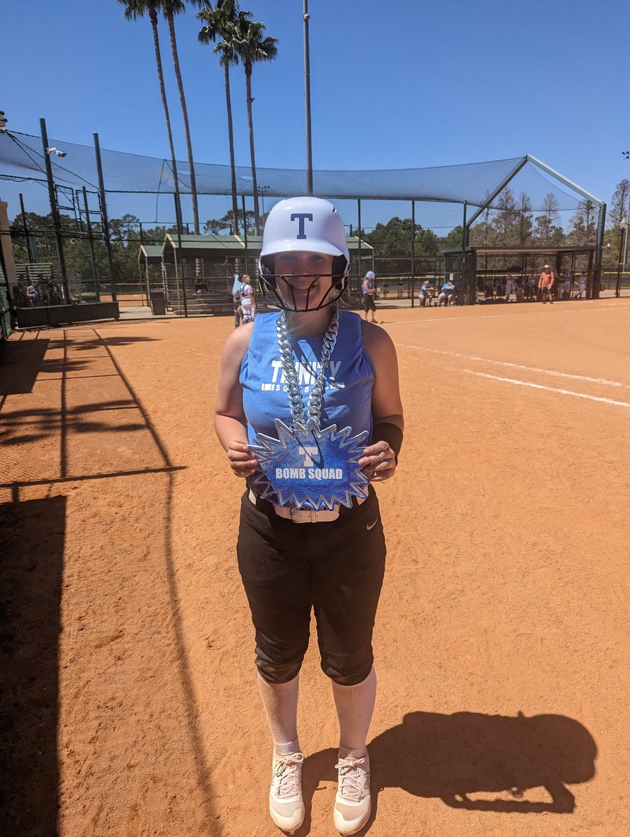 HillersSoftball's tweet photo. First member of the bomb squad....
Suhoski with the 3 run 💣 https://t.co/rY6kbZ9iw6