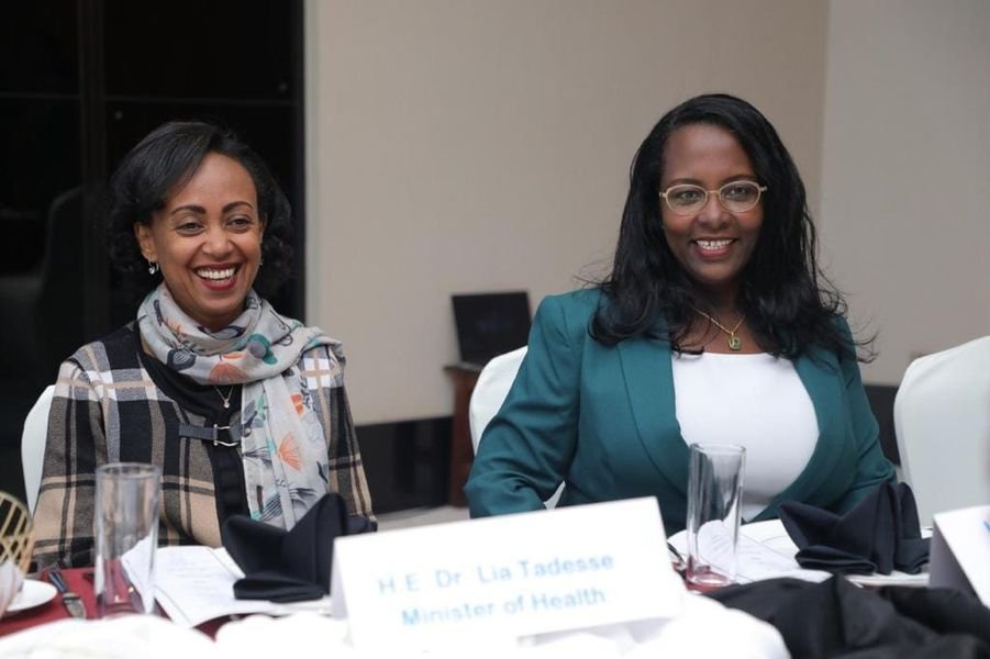 AdanechAbiebie's tweet photo. ለሥራ ጉብኝት #ኢትዮጵያ የሚገኙት የዓለም ባንክ የምሥራቅ እና ደቡብ አፍሪካ ምክትል ፕሬዚዳንት ቪክቶሪያ ክዋክዋ ጋር በልማት ጉዳዮች ዙሪያ ፣ ሴቶችን በማብቃት እና ትብብራችንን ይበልጥ ማጠናከር በሚቻልበት ሁኔታ ላይ ፍሬያማ ውይይት አድርገናል። https://t.co/l07jaLjubC