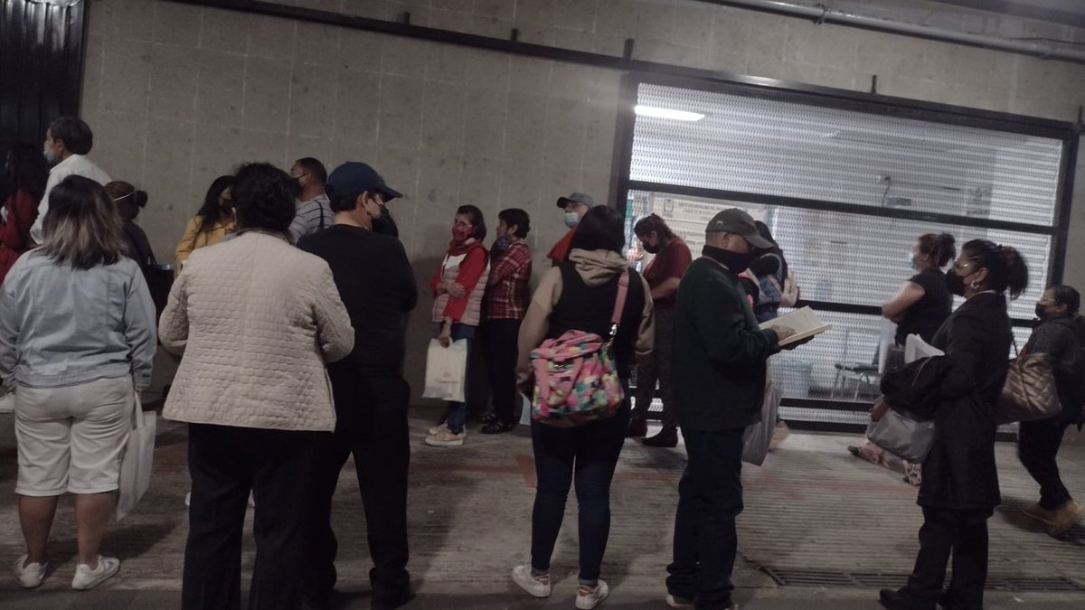 Leti761's tweet photo. @Tu_IMSS , Buen dia, por favor pueden revisar los tiempos de espera en la farmacia de la UMF 31 en Iztapalapa, ayer 23 marzo en la mañana la fila muy extensa y por la noche igual, muchos nos quedamos sin poder pasar  cerraron a las 20:30hrs son importar que aún estaba la fila https://t.co/wQoKMLqsL8