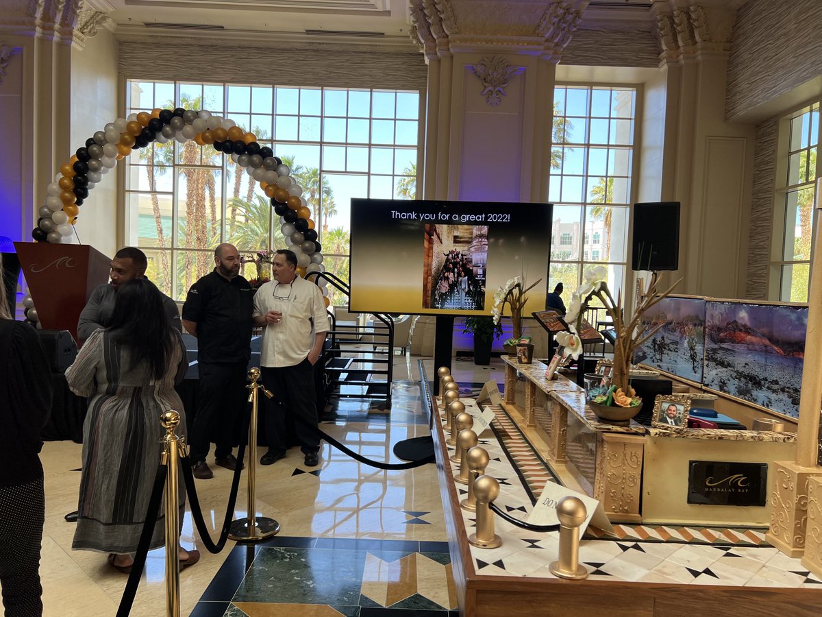 jennmich06's tweet photo. The @MandalayBay team has taken the #cakegame @MGMResortsIntl to all new levels. How else do you celebrate the Front Desk team winning our Service Excellence Award? Recreate the front desk in a cake. Yes, entire thing is edible. All of it! https://t.co/lrEj39eqTh