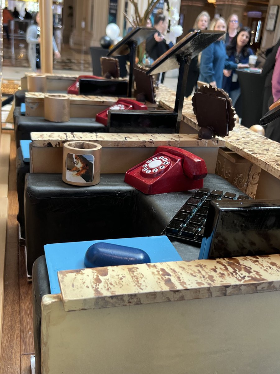 jennmich06's tweet photo. The @MandalayBay team has taken the #cakegame @MGMResortsIntl to all new levels. How else do you celebrate the Front Desk team winning our Service Excellence Award? Recreate the front desk in a cake. Yes, entire thing is edible. All of it! https://t.co/lrEj39eqTh