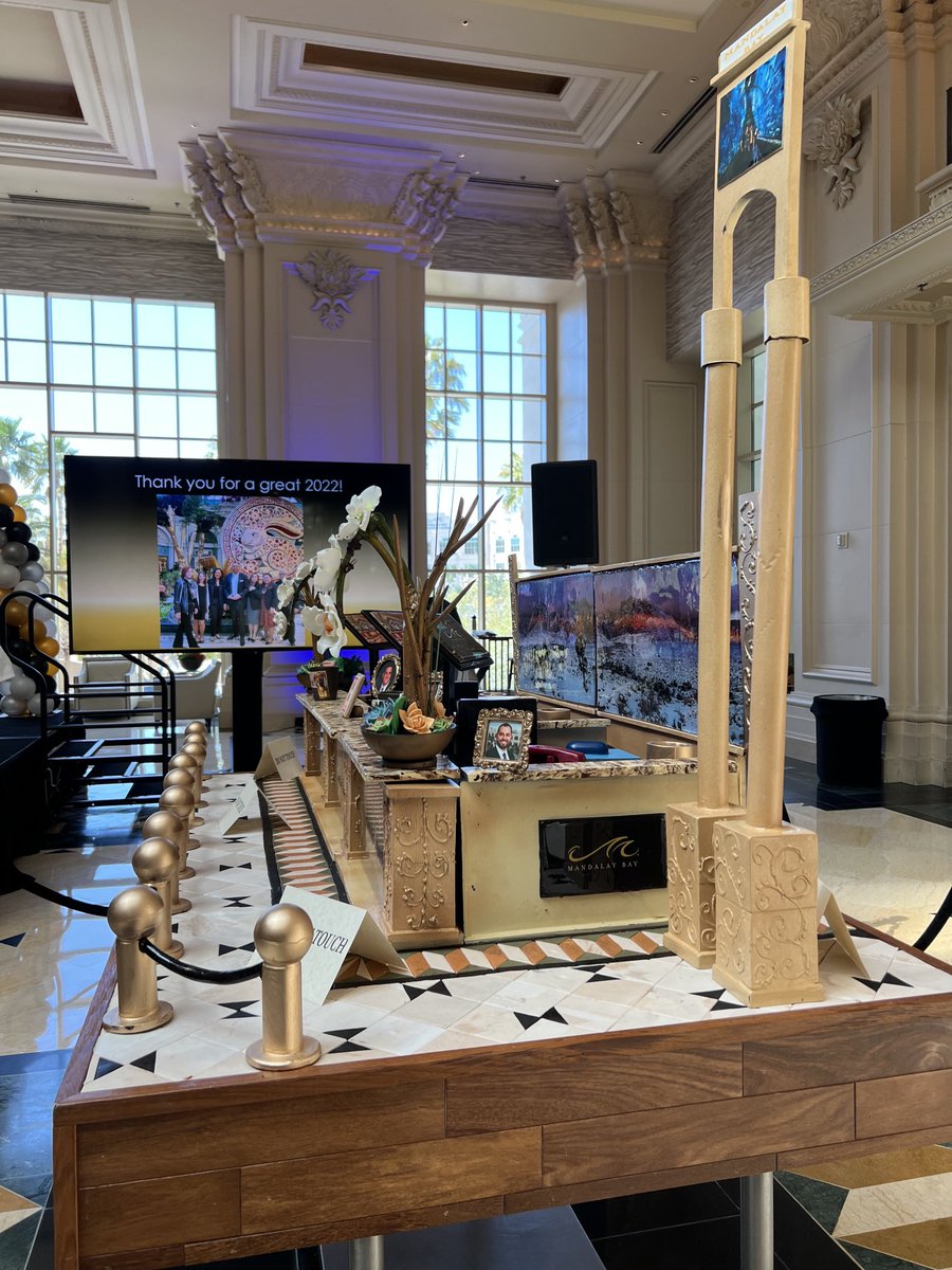 jennmich06's tweet photo. The @MandalayBay team has taken the #cakegame @MGMResortsIntl to all new levels. How else do you celebrate the Front Desk team winning our Service Excellence Award? Recreate the front desk in a cake. Yes, entire thing is edible. All of it! https://t.co/lrEj39eqTh