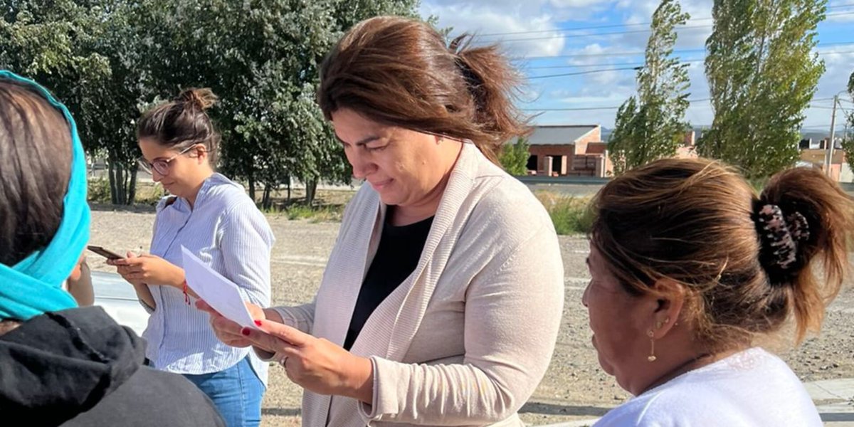 😡 8 FAMILIAS ALQUILAN DESDE 2017, MIENTRAS SUS CASAS ESTAN A MEDIO TERMINAR
🏘 Recorrí las viviendas destinadas a vecinos afectados por el #Temporal2017 en #RestingaAlí. Fueron beneficiados en el Programa de #MejoramientodeCondicionesdeHabitabilidad de #UNOPS solo entregaron 4.