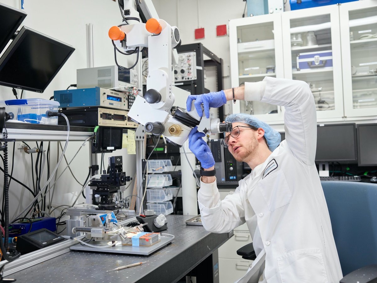 Yang Xiao (@yangxiaobme) on Twitter photo Evan Weiss, a PhD student <a href="/NeuralCtrlLab/">Laboratory for Neural Engineering and Control</a> <a href="/ColumbiaBME/">Columbia BME</a>, focuses on how animals make decisions under pressure. He aims at developing non-invasive real-time treatments to alleviate attention-deficit/hyperactivity disorder (ADHD).
📷: <a href="/YangXiaoBME/">Yang Xiao</a>
#LabDay
#BMEMoments Evan Weiss, a PhD student <a href="/NeuralCtrlLab/">Laboratory for Neural Engineering and Control</a> <a href="/ColumbiaBME/">Columbia BME</a>, focuses on how animals make decisions under pressure. He aims at developing non-invasive real-time treatments to alleviate attention-deficit/hyperactivity disorder (ADHD).
📷: <a href="/YangXiaoBME/">Yang Xiao</a>
#LabDay
#BMEMoments