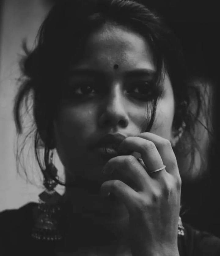 کتنی خاموش تھی وہ جدائی کی رات
دل کی دھڑکن سے کان پھٹتے تھے