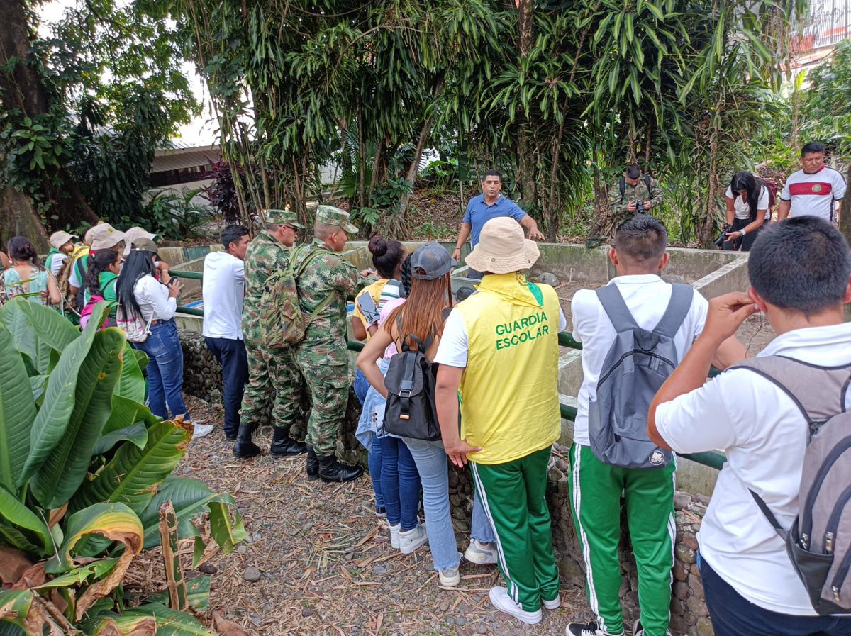 ReservaBr7's tweet photo. #EnImagen Los Profesionales Oficiales de Reserva de @Ejercito_DIV4  en apoyo al BAAEV No.15 realizan acompañamiento en la campaña #ConoceTuPaís a los niñ@s de la Institución Educativa KUWAY del municipio de Puerto Gaitán Meta. https://t.co/7X3apNFv87