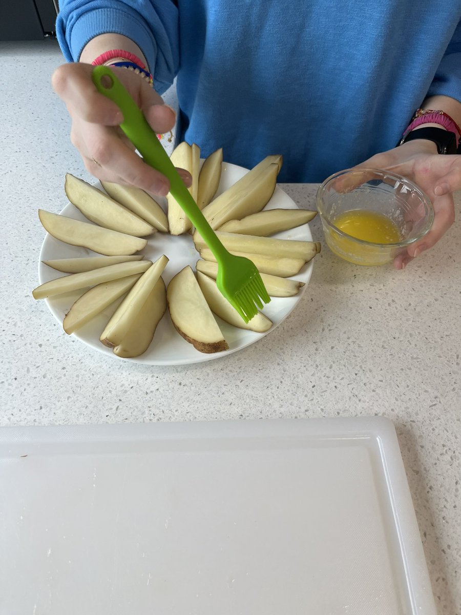 HardtKatelyn's tweet photo. 8th graders making potato wedges on the last day before spring break! #etms #lsr7 #facs https://t.co/VhoRxEqgLU