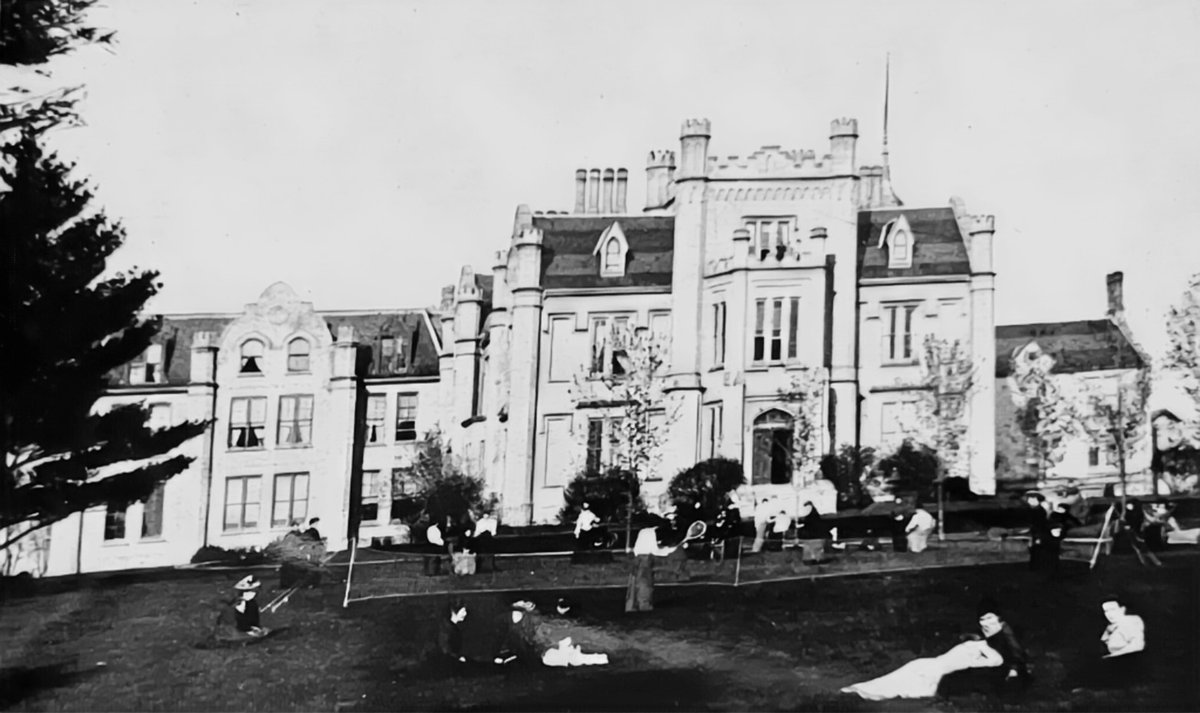trafalgarcastle's tweet photo. Trafalgar Castle School has evolved considerably since its opening in 1874. Then known as Ontario Ladies' College, these photos highlight the first of many expansions that made Trafalgar Castle School what it is today.
#flashbackfriday #archives #durhamregion #castlehistory https://t.co/oz00Ibx4jl