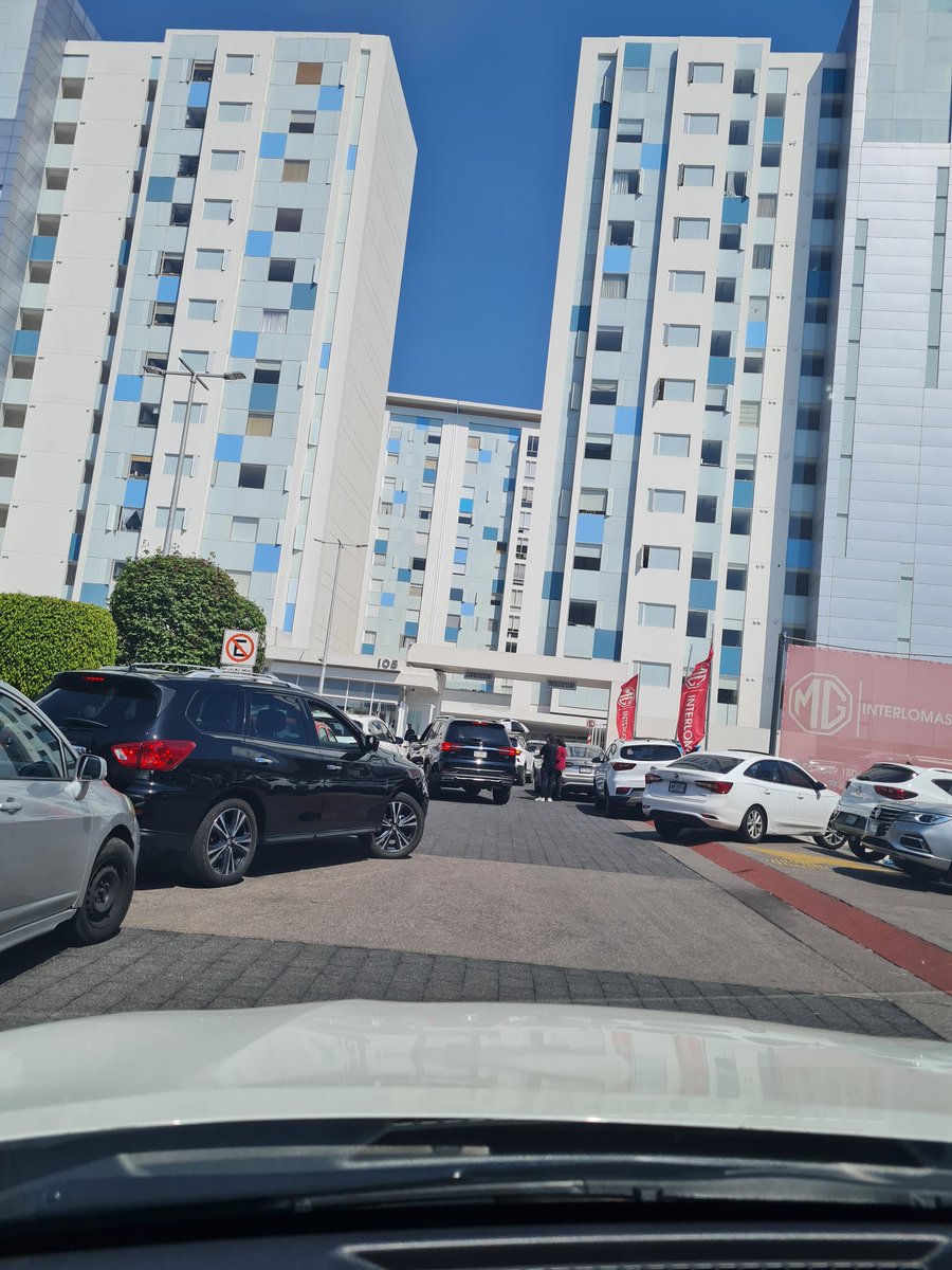 Lyssy26616491's tweet photo. @RominaCDV @HuixquiGob hasta cuando van a permitir que @HondaMexico ocupe la vía pública como extensión de su agencia para recibir, revisar y estacionar autos, causando caos vial https://t.co/y2erdVUETT