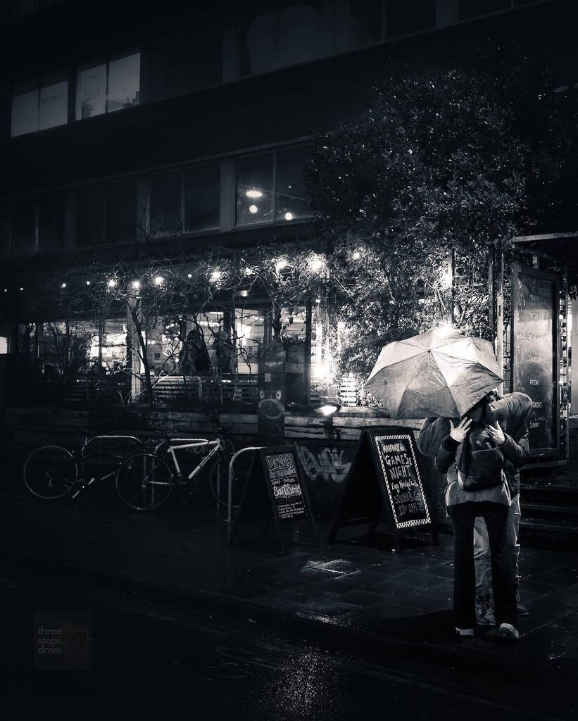 Hugs n hugs n hugs!
.
📸 Fujifilm X-T3
📍 Stokes Croft
.
#street_ographers #streets_vision #streets_storytelling #street_ #streetandmoody #streetspremier #sublimestreet #streetography #bnwstreetphotography #bnwstreet #bwstreet #bwstreetphotography #bla… instagr.am/p/CqLkU2SIa66/