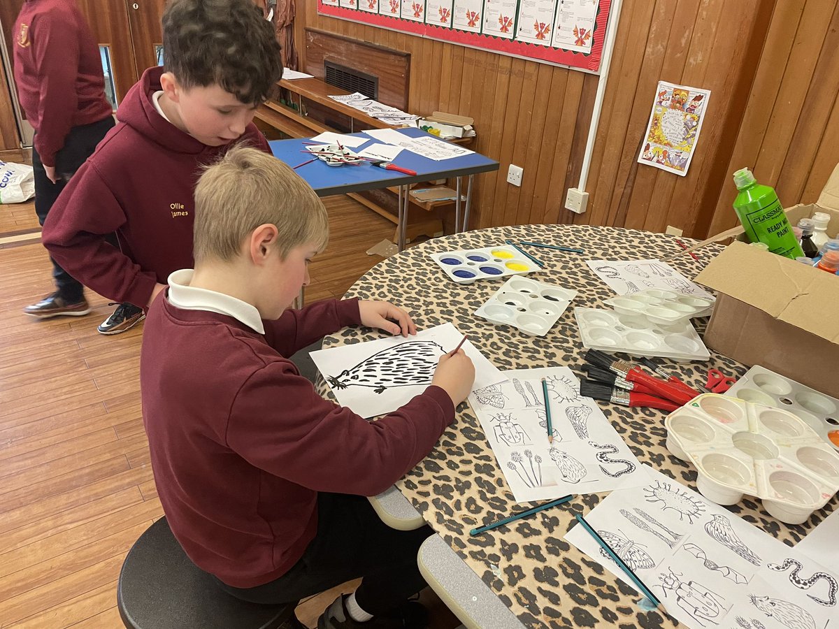 CymerPrimary's tweet photo. Thank you to Klara, Sarah and Carys from the @LostPeatlands for such a fantastic day with #CAPOakclass 😊 They had a great opportunity to complete a wonderful piece of artwork as a class and most importantly, they had a lot of fun! #cymerafaneco https://t.co/YaKXAKQzub