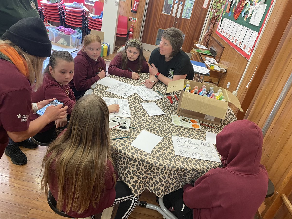 CymerPrimary's tweet photo. Thank you to Klara, Sarah and Carys from the @LostPeatlands for such a fantastic day with #CAPOakclass 😊 They had a great opportunity to complete a wonderful piece of artwork as a class and most importantly, they had a lot of fun! #cymerafaneco https://t.co/YaKXAKQzub
