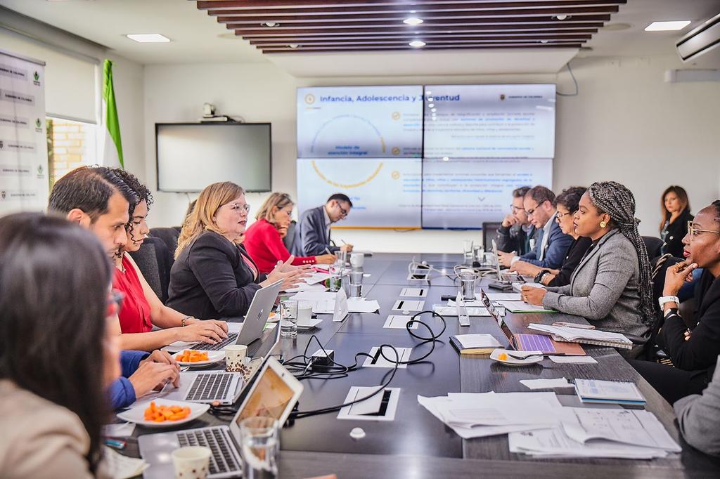ICBFColombia's tweet photo. #ICBF y @Mineducacion le apostamos a una atención territorial y conjunta que permita atender a niños, niñas y adolescentes para prevenir temas como:
👉🏽Desescolarización
👉🏽Reclutamiento 
👉🏽Consumo de sustancias psicoactivas
👉🏽Justicia restaurativa con componente educativo https://t.co/NO5CLgAJ6J