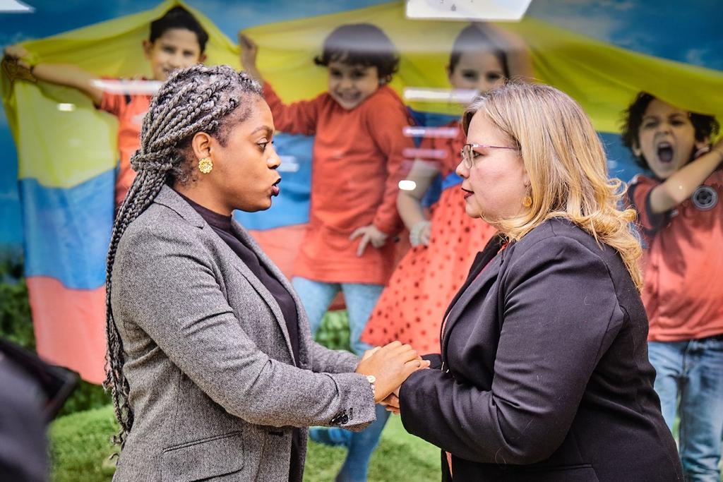 ICBFColombia's tweet photo. #ICBF y @Mineducacion le apostamos a una atención territorial y conjunta que permita atender a niños, niñas y adolescentes para prevenir temas como:
👉🏽Desescolarización
👉🏽Reclutamiento 
👉🏽Consumo de sustancias psicoactivas
👉🏽Justicia restaurativa con componente educativo https://t.co/NO5CLgAJ6J