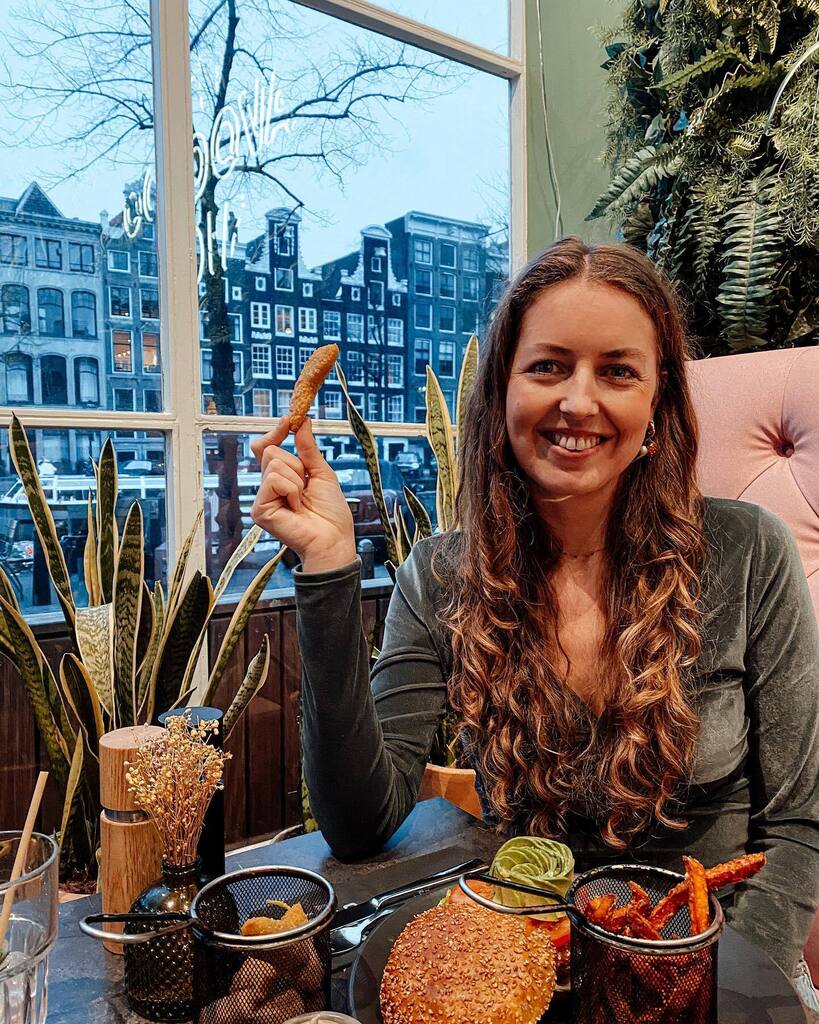 Agnes_N's tweet photo. Amsterdam werd een paar jaar geleden uitgeroepen tot vegan hoofdstad van Europa, en in de tussentijd zijn er alleen maar meer vegan hotspots bijgekomen. Maar met zoveel opties is kiezen moeilijk. Daarom maakte ik een lijstje van de plekken waar je het be… https://t.co/XWpItWWp47 https://t.co/qXY7sT1IvE