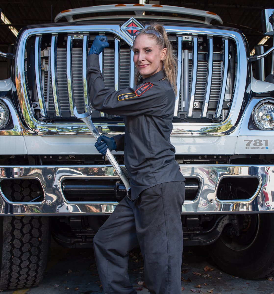 HDTrucking's tweet image. 😀 Feel-Good Friday... how one #tech is advocating for women in the shop 👉 loom.ly/mTU8TwE 🔧 The lack of representation of women #techs creates invisible barriers for those who would excel in the role but aren’t encouraged to try. That&apos;s where #DieselGirl comes in.