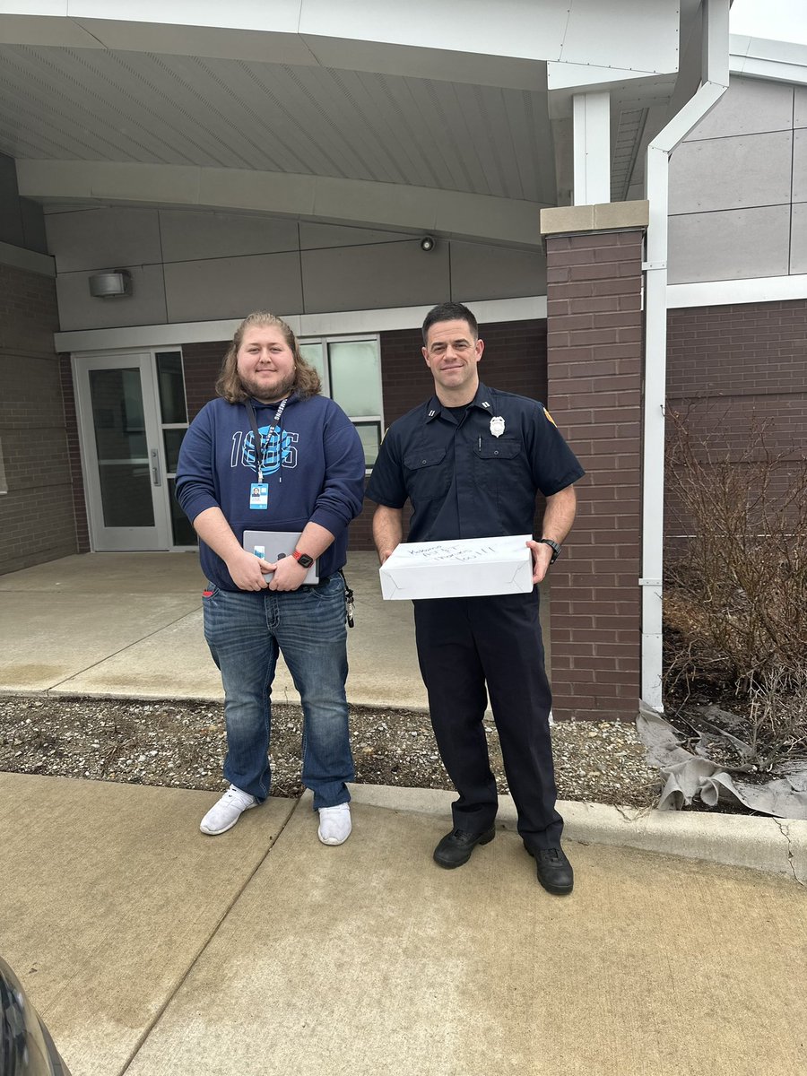 KokomoTeam's tweet photo. Dropping off flyers &amp; doughnuts Kokomo Fire Department#First Net @WolfpackGLM @TheoAlexander11  @Mmmgood34 @TabithaSizemo14 @GreaterLakesMkt https://t.co/6CUGdQBPdD