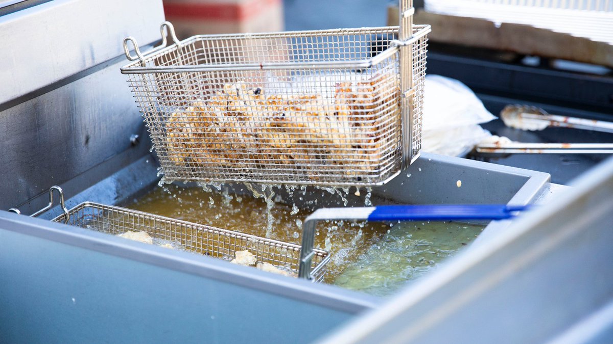 prorepswest's tweet image. We've totally remodeled our test kitchen for even better hands-on demos. You don't want to miss this interactive cooking experience w/ THREE renowned chefs! Reserve a FREE spot ➡️ #testkitchen #culinarycenter #commercialkitchen #foodservice #commercialchef hubs.la/Q01Hrvv90