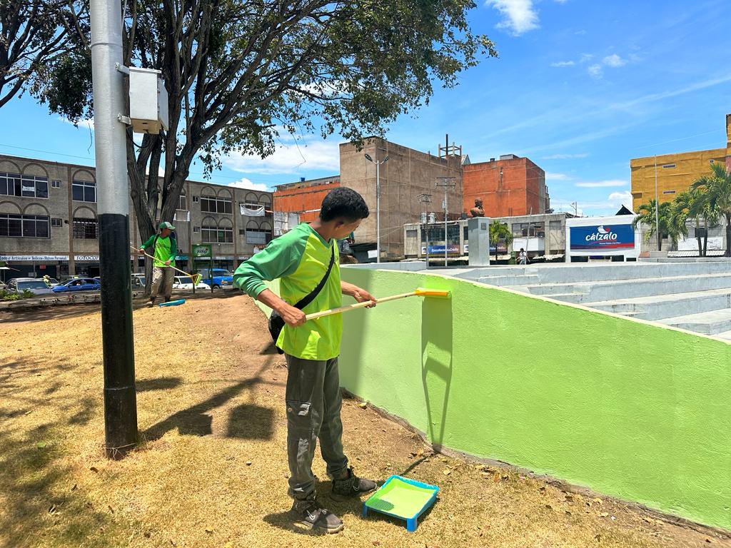 CuidaLosEspaciosQueHemosRecuperadoParaTi Hace un año el pueblo organizado hizo propuestas para la recuperación de la Plaza Miranda, y bajo orientaciones del alcalde <a href="/OviedoPSUV/">Tito Oviedo</a> estamos haciendo mantenimiento general en estos espacios. #ElTrabajoNoLoParaNadie