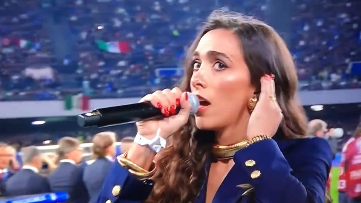 IlPaoloGiordano's tweet photo. Ma davvero non c'era nessuno meglio di Ellynora per cantare l'inno inglese prima della partita della Nazionale? E perché lei ha accettato una sfida difficile per chiunque, figurarsi per chi canta l'inno di un altro paese? #domandesenzarisposta #Ellynora #ItaliaInghilterra #Italia https://t.co/pW4PJydpfF