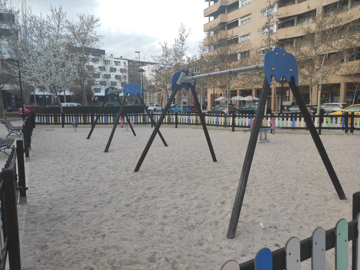 Denunciamos el olvido mostrado por la consejera Natalia Chueca, responsable del Área de Parques y Jardines, ante el estado de desidia de los Juegos Infantiles situados en los Jardines José Pablo Arrizabalaga.

avvbarriojesus.org/natalia-chueca…