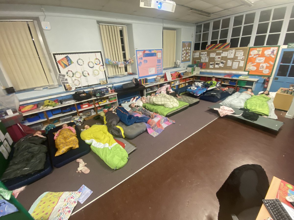 Mai mor hawdd creu atgofion efo’r plant ‘ma! Dathlu llwyddiant yn ‘Steddfod, a chasglu tocynnau iaith wrth ymdrechu gyda’r Gymraeg….. felly ‘sleepover’ yn yr ysgol amdani!!! Gwely cynnar i bawb heno wir 🥴😴🙌🏻🤣🥰