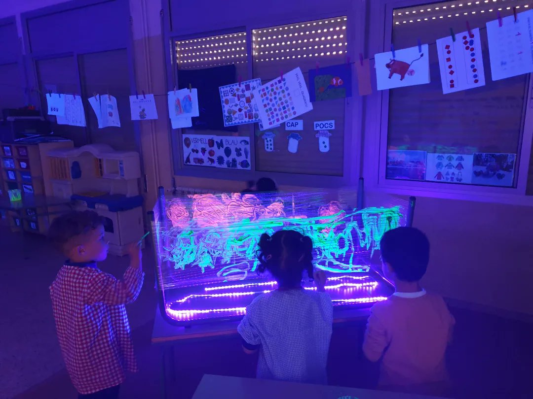 EscCasablanca's tweet photo. Avui els més petits de l'escola han fet experimentació amb pintura fluorescent i la foscor! Ha estat tota una aventura!!
#P3
#experimentacio
#comunitatsdaprenentatge
#juntssommillors https://t.co/YB13vpZD2Y