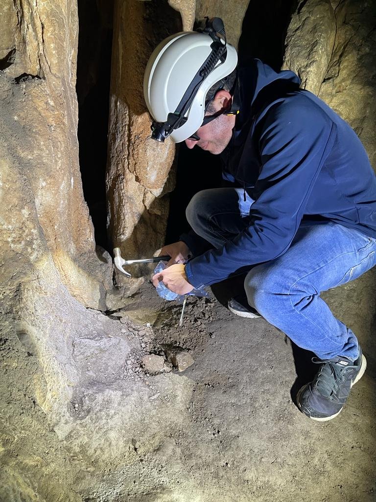 archaechemis's tweet photo. We are carrying out raw material sampling in Moraira under the frame of the project "Evolutionary cultural patterns in the contexts of the #neolithisation process in the Western Mediterranean" (#EvolMED, PID2021-127731NB-C21). https://t.co/eBFzhccygI
