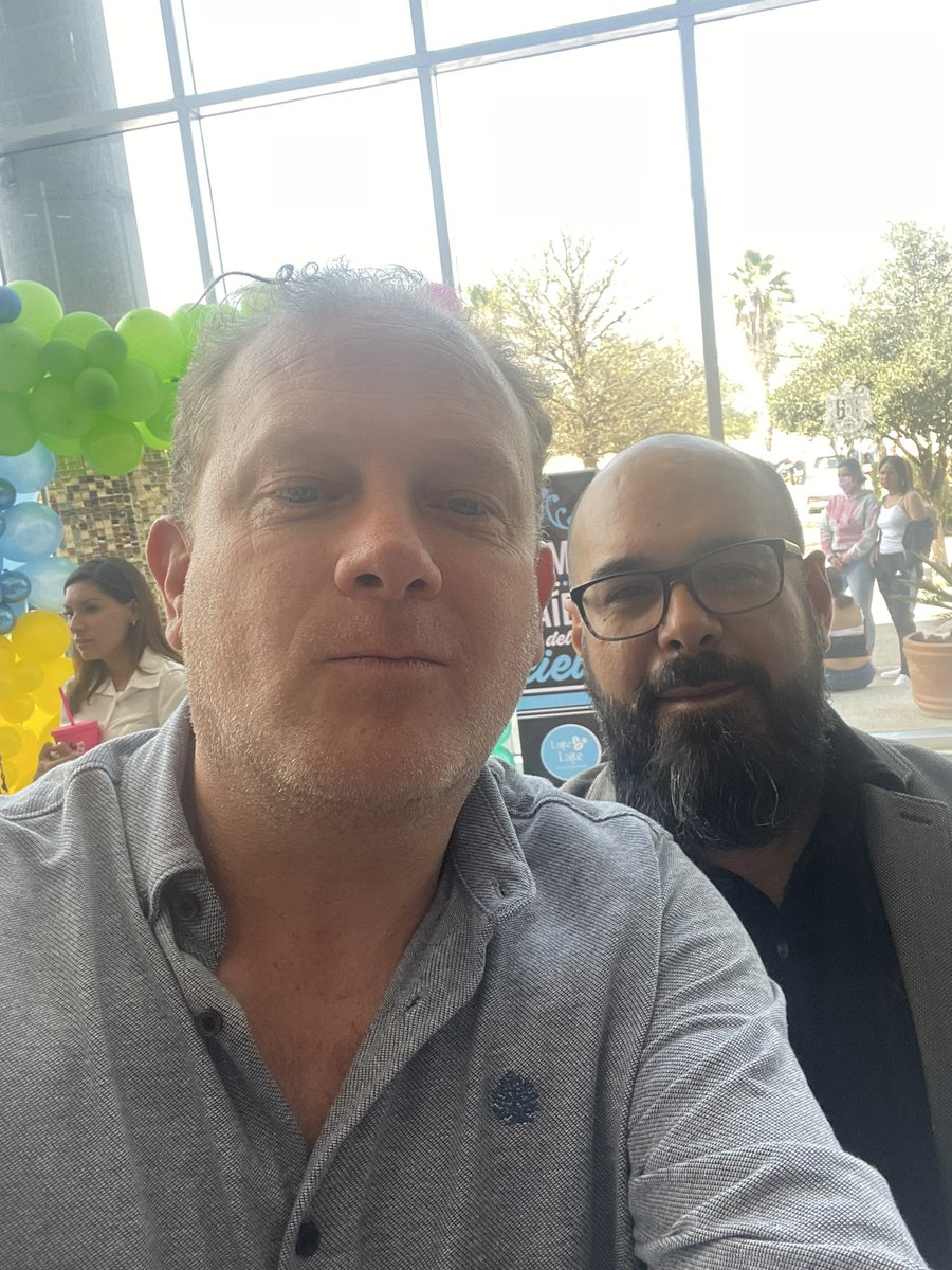 Mama: <a href="/SantinosDigital/">Alfonso De Alba Digital</a> me compró un libro 📕 #YoDigital Ya me puedo retirar.