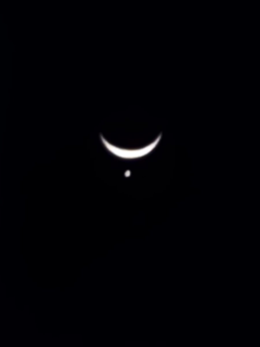 ashutosh28's tweet photo. The moon is not lonely tonight ❣️
#crecent #moon #venus https://t.co/dww8THzpj4