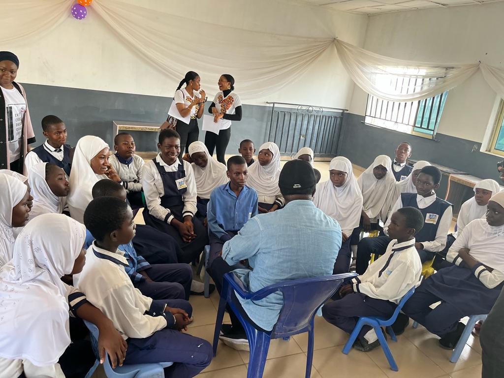 eLPee_'s tweet photo. Today, I worked as a volunteer with @Slum2School and @HP to mentor the students of Zenith Hill Academy, Dakwa Abuja. Enjoyed every bit of interacting with the young ones. Learnt a few new dance steps, too😆.
#GivingBack
#PassingItForward
#EducationInAfrica https://t.co/JgKW0TOp7g