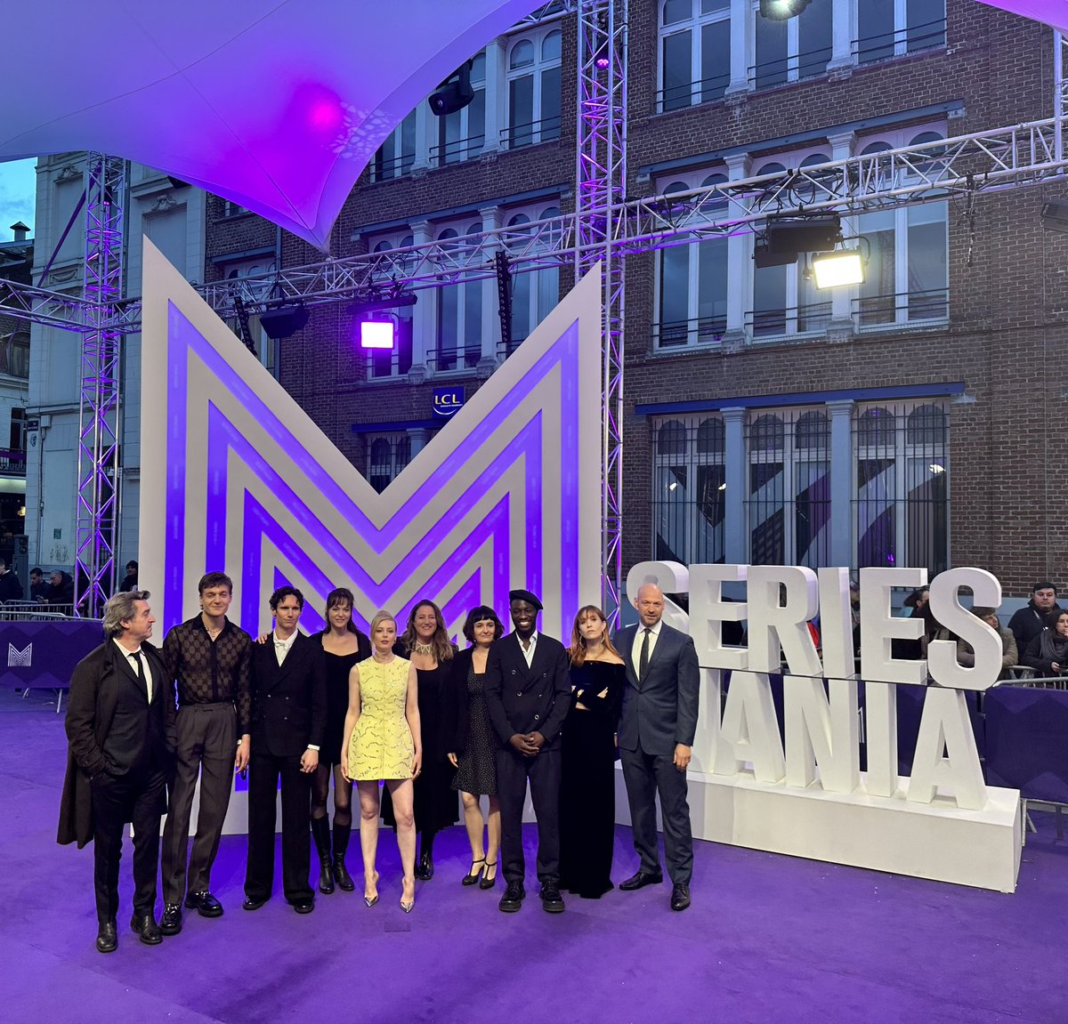 FestSeriesMania's tweet photo. Le brillant casting de #Transatlantique @NetflixFR a fait le chemin tout droit des Etats-Unis pour nous présenter ce soir en avant-première mondiale 🌍 la nouvelle série de la créatrice d’Unorthodox, #AnnaWinger https://t.co/NhNu6tNelk
