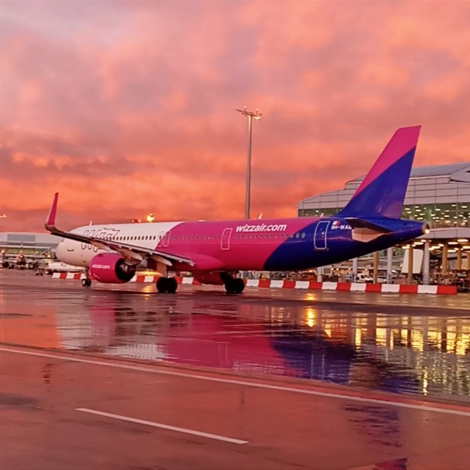 centaureax's tweet photo. @PragueAirport tonight evening @wizzair MXP🇮🇹 and @jet2tweets MAN🇬🇧 #aviationdaily #planes https://t.co/u7EYhn8SfX