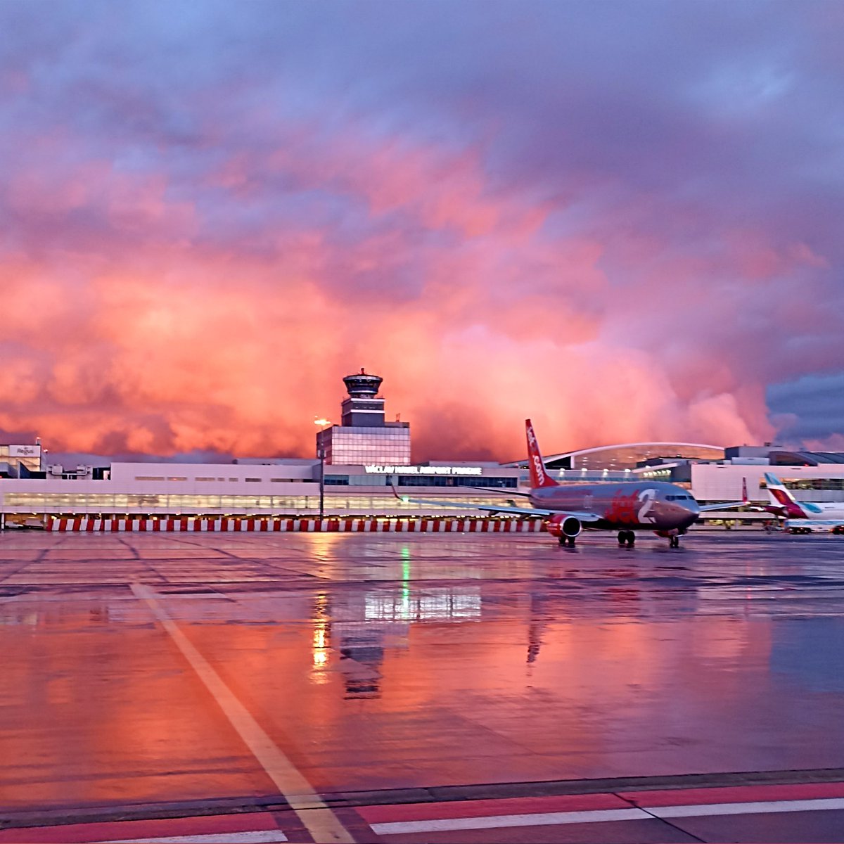 centaureax's tweet photo. @PragueAirport tonight evening @wizzair MXP🇮🇹 and @jet2tweets MAN🇬🇧 #aviationdaily #planes https://t.co/u7EYhn8SfX