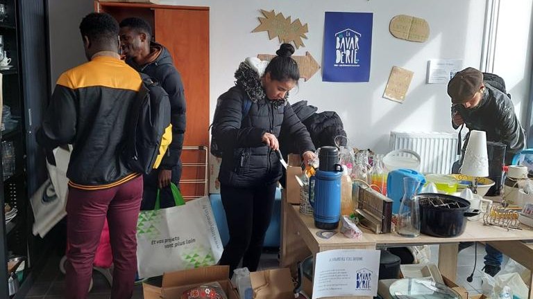AfevCaen's tweet photo. Retour sur la gratuiterie étudiante au campus 2 de l'@Universite_Caen : 730 étudiants de @CaenOfficiel ont pu trouver des articles de première nécessité gratuitement 🙌

"Nous espérons que cela contribuera à améliorer leur quotidien !" @HugoHecquard, coordinateur de #LaBavarderie https://t.co/YHEJSQBTYy