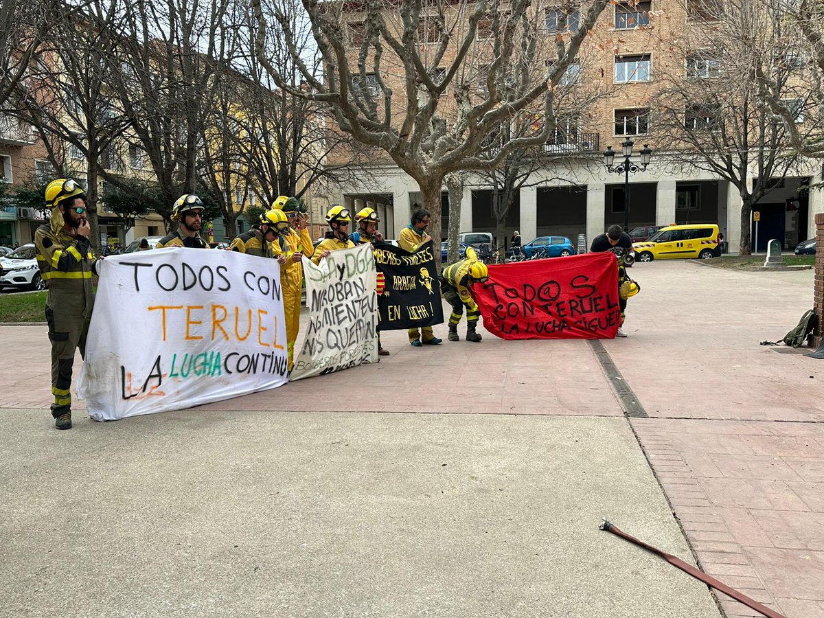 retensabi's tweet photo. Cuarto día de #huelga en #sarga. Hoy #bomberosforestales de toda la provincia de #huesca nos hemos reunido frente a la Diputación de Huesca para pelear por nuestros derechos.
Mucho ánimo a los afectados por el #IFVillanuevaViver #IFSanAgustin #IFVillanuevadeViver https://t.co/1jxqEp002F