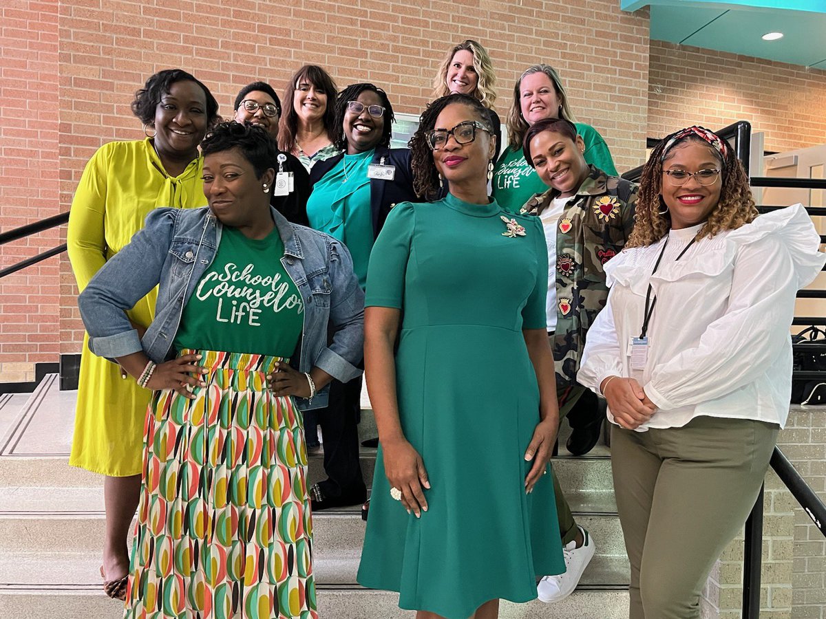 Standing in unison with our sisters and brothers in @SELHISD #seesomethingsaysomething #weargreen 💚💚💚 @HISD_ACC @GlendaCalloway1 @Dra_CastilloC @TeamHISD
