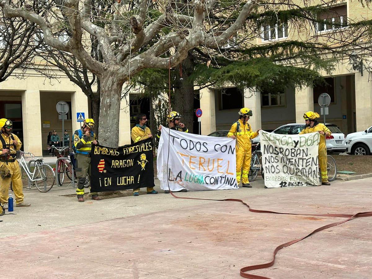 retensabi's tweet photo. Cuarto día de #huelga en #sarga. Hoy #bomberosforestales de toda la provincia de #huesca nos hemos reunido frente a la Diputación de Huesca para pelear por nuestros derechos.
Mucho ánimo a los afectados por el #IFVillanuevaViver #IFSanAgustin #IFVillanuevadeViver https://t.co/1jxqEp002F