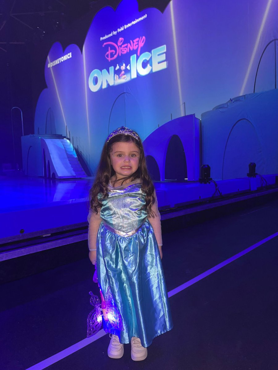 alanj220's tweet photo. #disneyonice Georgia / Elsa ready for the show in Glasgow https://t.co/05FNLUIhWr