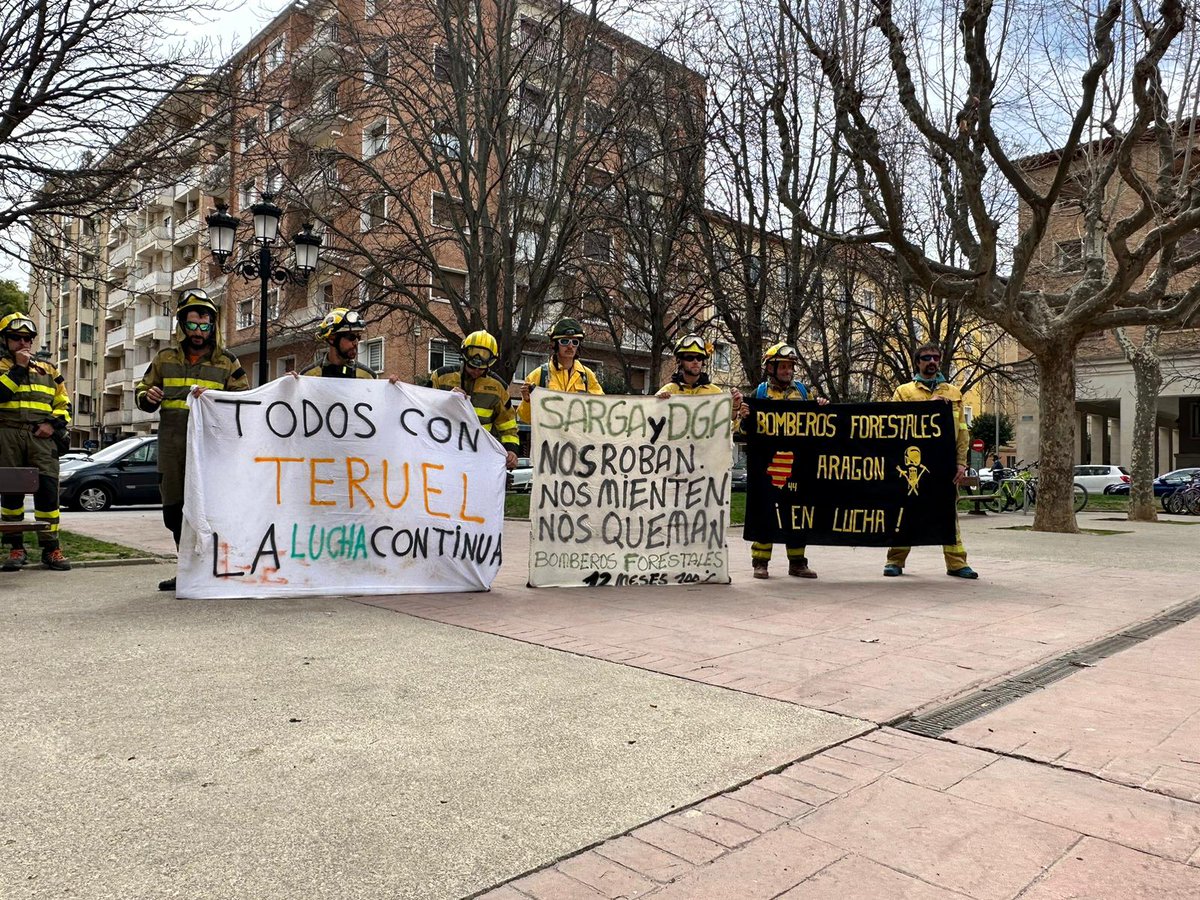 retensabi's tweet photo. Cuarto día de #huelga en #sarga. Hoy #bomberosforestales de toda la provincia de #huesca nos hemos reunido frente a la Diputación de Huesca para pelear por nuestros derechos.
Mucho ánimo a los afectados por el #IFVillanuevaViver #IFSanAgustin #IFVillanuevadeViver https://t.co/1jxqEp002F